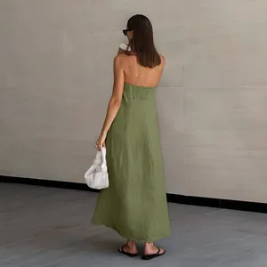 Elegante Rückansicht einer Frau in einem grünen trägerlosen Leinen-Maxikleid für den Sommer