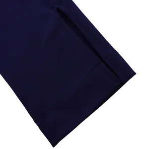Détail du poignet de la robe bleu marine montrant la texture en maille et les coutures