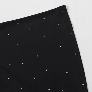 Vista detallada de diamantes de imitación brillantes en tela elástica negra pura