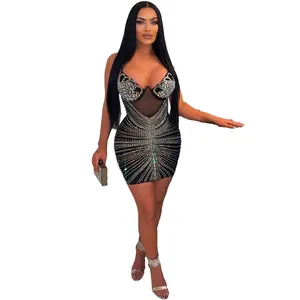 Vestido mini negro sexy con patrones de pedrería brillantes y detalles de malla fina
