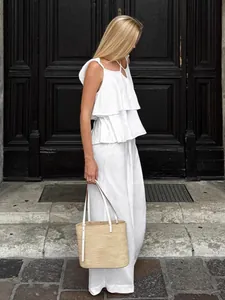 Chic ensemble deux pièces en lin blanc avec un haut à volants et un pantalon large fluide