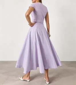 Rückansicht eines eleganten lavendelfarbenen Zweiteilers mit Crop-Top und Midi-Rock.