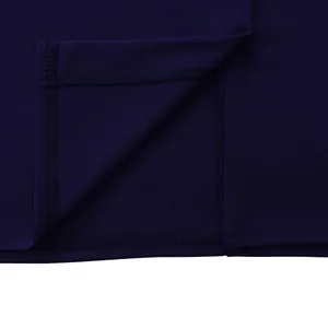 Gros plan sur les coutures de haute qualité et la texture d'une robe africaine bleu marine