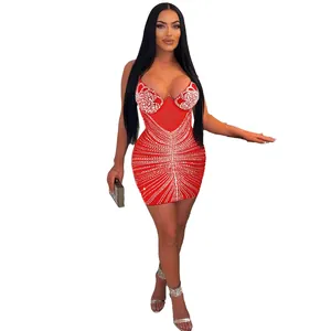 Vista detallada de un vestido rojo sexy con intrincados patrones de pedrería