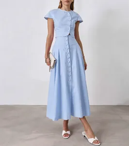 Elegante Gesamtansicht des hellblauen französischen zweiteiligen Sets aus Rock und Top