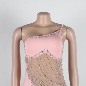 Dettaglio abito monospalla rosa con decorazioni in perle e strass su inserto in mesh