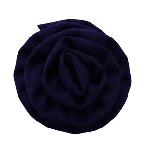 Gros plan détaillé d'une fleur en tissu bleu marine avec une texture côtelée
