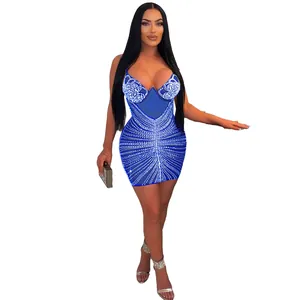 Vestido corto ajustado azul con elegantes patrones de pedrería y escote de malla