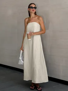 Elegantes trägerloses Maxikleid aus Baumwollleinen in Khaki für Sommerurlaub und Freizeit.
