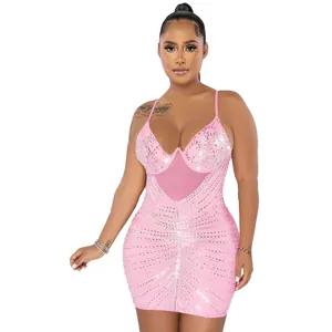 Vestido ajustado rosa sexy con pedrería y tirantes finos, ideal para eventos de club
