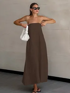 Elegantes braunes trägerloses Leinen-Maxikleid für Sommerurlaub und Freizeit.