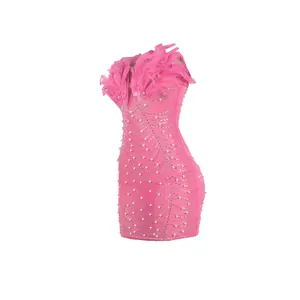 Detailansicht eines rosa figurbetonten Kleides mit Federn und eleganten Perlenverzierungen