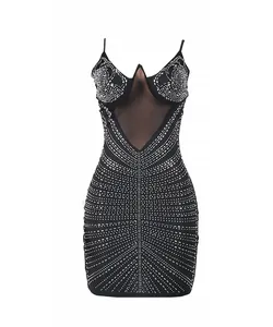 Vestido ajustado negro sexy con pedrería y escote pronunciado de malla transparente