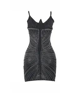 Vista posterior detallada de un vestido ajustado negro sexy con brillantes de imitación