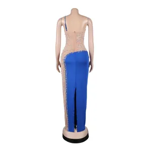 Vista posteriore dettagliata di un abito lungo sexy in rete blu con strass e perle
