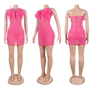 Enges pinkes Minikleid mit Federausschnitt, Perlen und glitzernden Strasssteinen verziert.