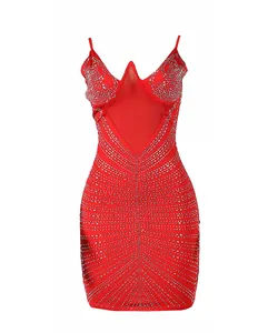 Primer plano de un mini vestido rojo ajustado con pedrería brillante e inserto de malla.