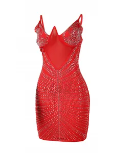 Vestido rojo ajustado con patrones de pedrería plateada y detalle de malla en la parte frontal