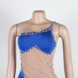 Dettaglio ravvicinato di un abito monospalla in rete blu decorato con perle e strass