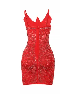 Vista trasera detallada de un minivestido ajustado rojo con pedrería plateada brillante