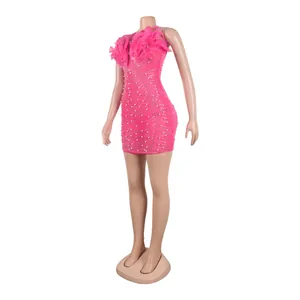 Detailansicht eines sexy pinken Minikleids mit Federn und glänzender Perlenverzierung