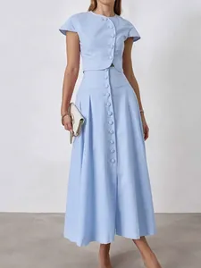 Elegantes hellblaues zweiteiliges Set im französischen Stil mit Oberteil und A-Linien-Maxirock