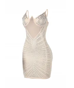 Detalle de vestido ajustado sexy color nude con pedrería plateada y detalle de malla transparente