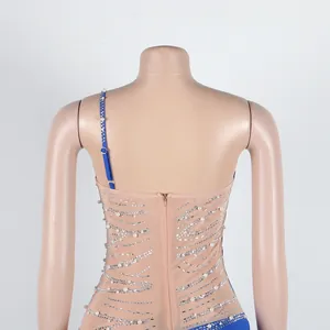 Dettaglio posteriore di un abito sexy in rete con decorazioni di perle e strass