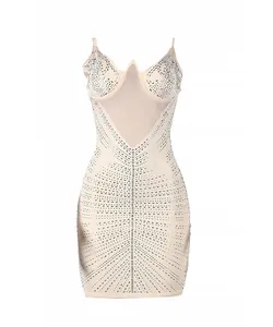 Detalle de los patrones de pedrería brillante y el panel de malla en un vestido ajustado nude.