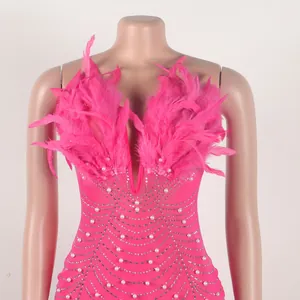 Detailansicht eines pinken Bodycon-Kleides mit Federn, Perlen und Strasssteinen.