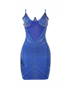 Detalle de mini vestido ajustado azul con pedrería brillante y panel de malla