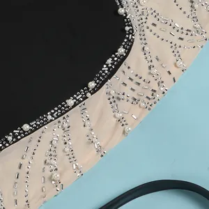 Primo piano dettagliato di un abito in rete con perle delicate e strass luccicanti