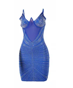 Detalle de un vestido ajustado azul real sexy con brillantes patrones de pedrería