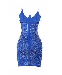 Vista detallada de la espalda de un vestido ajustado azul con patrones de pedrería.