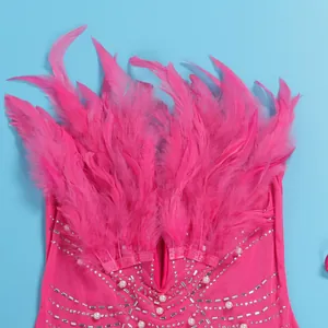 Detail eines pinken figurbetonten Kleides mit Federn, Strasssteinen und Perlen.