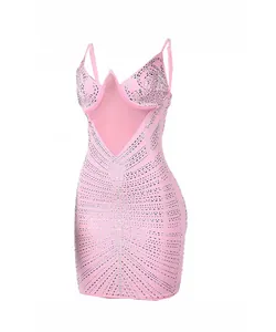 Vista detallada del vestido ajustado rosa con patrones de diamantes y escote pronunciado.