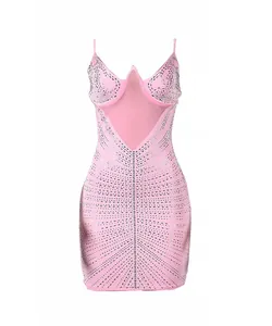 Vista detallada de un sexy vestido corto rosa con pedrería y diseño de malla para discotecas