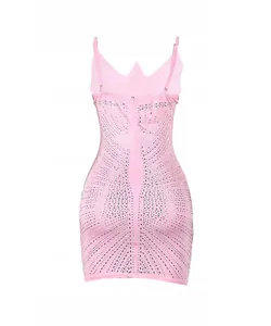 Vista trasera de un minivestido ajustado rosa con adornos de pedrería plateada