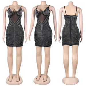 Vestido corto sexy negro con pedrería y malla, vista frontal y de espalda completa.