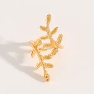 Detailansicht eines goldenen Vintage-Ohrklemmen mit filigranem hohlem Blattdesign