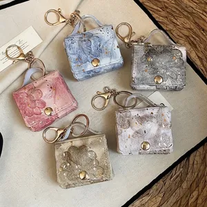 Set di eleganti portachiavi a mini borsa in pelle con stampa floreale e cuore goffrato