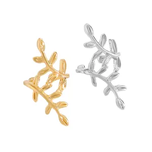 Detailansicht der gold- und silberfarbenen Blatt-Ohrklemmen im Vintage-Hohl-Design