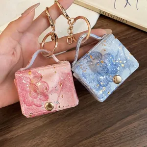 Elegante portachiavi mini borsa in pelle con motivo a cuore e dettagli in foglia d'oro