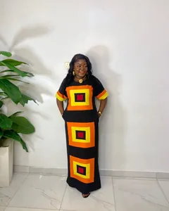 Vestido largo recto y holgado con estampados geométricos cuadrados y aberturas