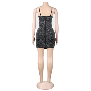 Vista trasera de un vestido ajustado negro sexy con brillantes pedrería plateada.