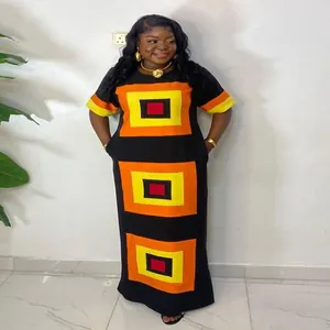 Detalle de un vestido largo negro para mujer con vivos estampados cuadrados geométricos