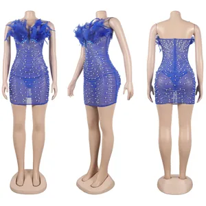 Detailansicht aus drei Perspektiven eines blauen Bodycon-Kleides mit Federn und Perlen.