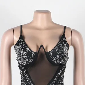 Detalle de un vestido negro sexy con pedrería brillante y malla transparente
