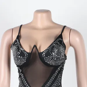Detalle de vestido negro sexy con patrones de diamantes de imitación y malla.