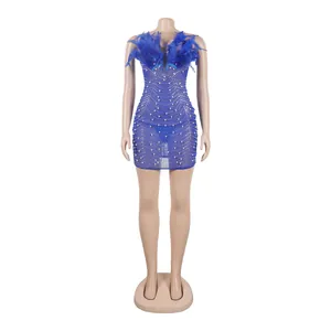 Frontansicht des blauen Bodycon-Kleides mit Federausschnitt und Perlen-Strass-Dekorationen